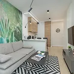 Modern Air Conditioning & Parking By Renters Apartment