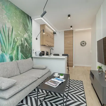 Modern Air Conditioning & Parking By Renters Apartment